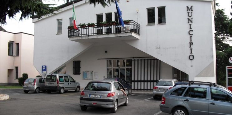 Zandobbio: impiegata dell’ufficio tecnico trovata morta in municipio, si indaga per omicidio