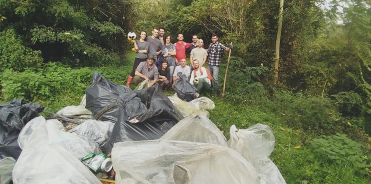 Villongo – Il torrente Uria pieno di scarti di guarnizioni in gomma, i volontari lo ripuliscono