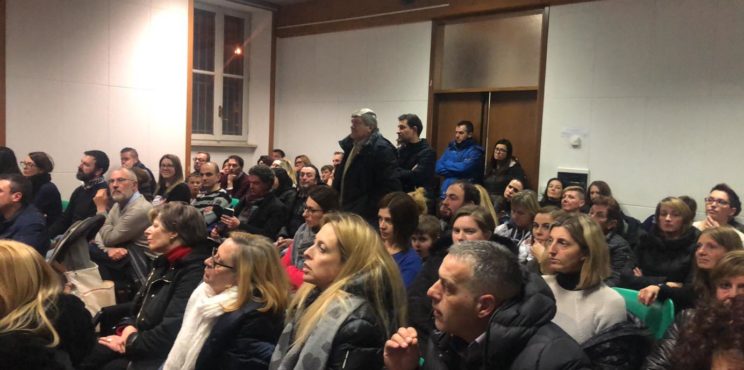 Sovere – Auditorium pieno per l’assemblea sull’asilo, il Comune lascia aperto uno spiraglio