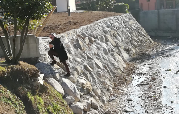 Torrente Uria, dopo gli scarti di gomma il colorante