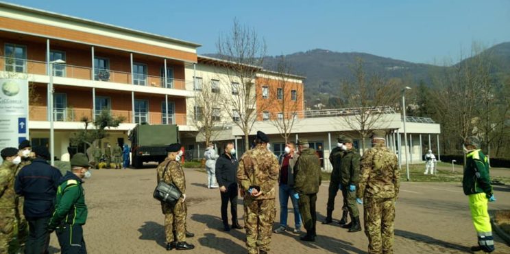 I Russi sanificano la casa di riposo di Casazza, foto e video con tanto di inni