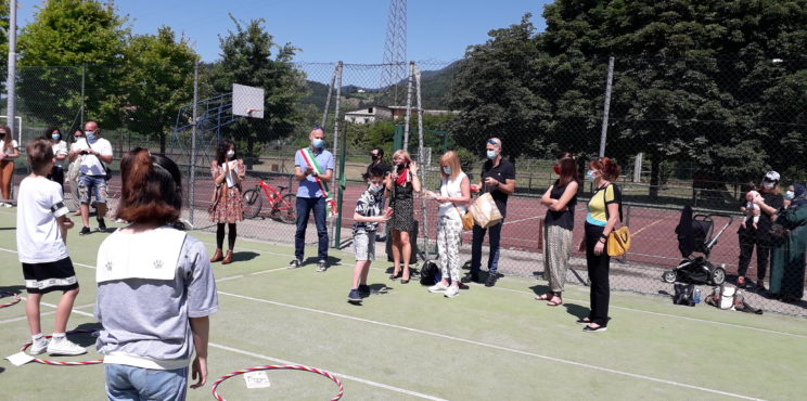 Entratico, ultimo giorno di scuola al tempo del Covid. Il sindaco e le maestre salutano gli alunni di quinta