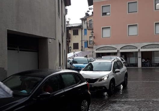 Tutti in coda in valle Cavallina, da Endine ad Entratico un unico serpentone di auto