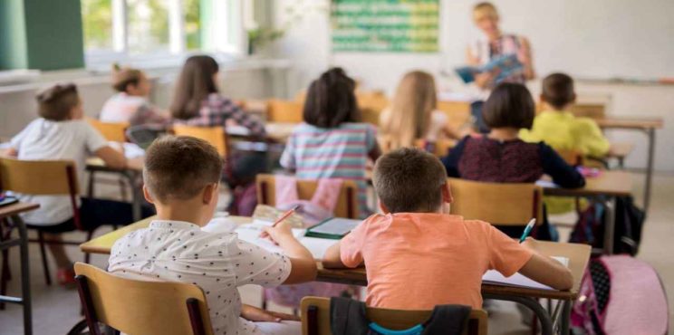 La minoranza contro i nuovi orari scolastici: inizio alle 7,40 e 5 giorni di lezioni