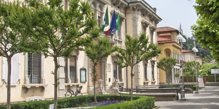 Trescore, i commercianti protestano davanti al municipio contro il decreto del Governo