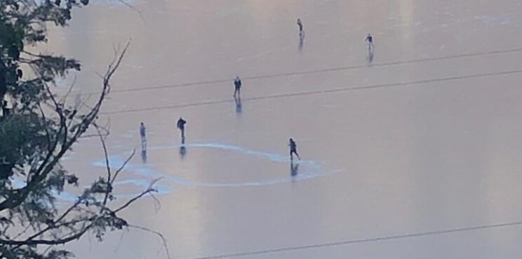 I divieti e la zona rossa non fermano i pattinatori sul lago di Endine… ghiacciato