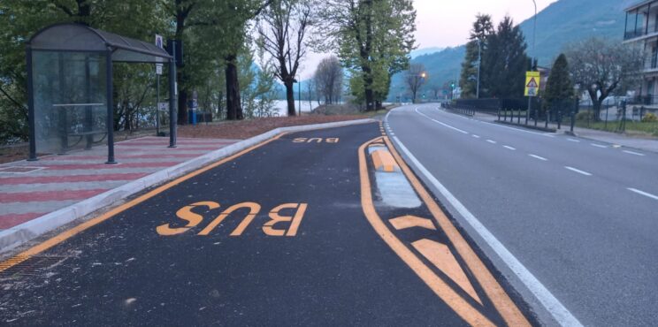 Ranzanico, il sindaco rimette mano alla pensilina nuova: “E’ la Statale ad essere troppo stretta”