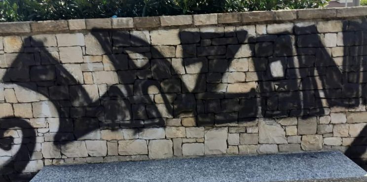 Villongo: Atti vandalici e rumori in piazza Alpini, la denuncia della Lega