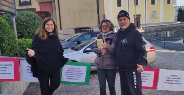 Entratico – protesta no green pass davanti al municipio