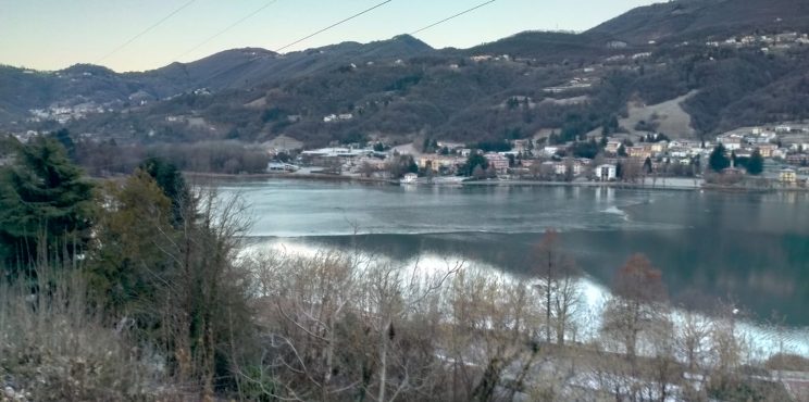 Monasterolo; Due pattinatori finiscono nel lago