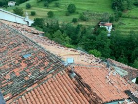 Il maltempo flagella anche Berzo San Fermo, tetti scoperchiati e strutture distrutte