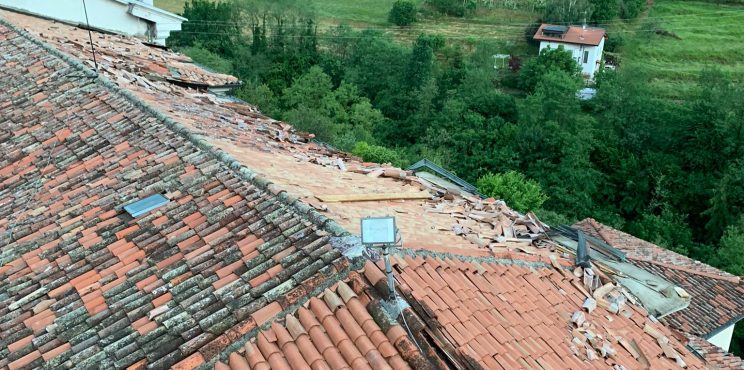 Il maltempo flagella anche Berzo San Fermo, tetti scoperchiati e strutture distrutte
