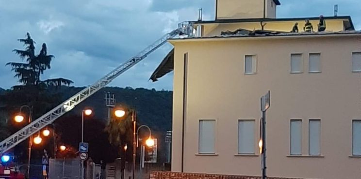 Valle Cavallina: Il vento scoperchia il tetto dell’ospedale, alberi caduti e detriti ovunque